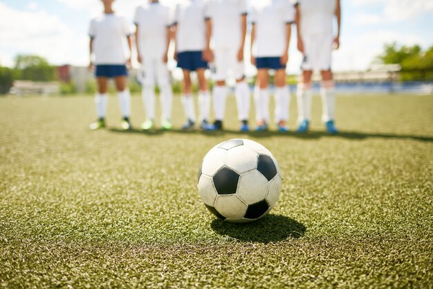 Pelota sobre hierba en el campo de fútbol