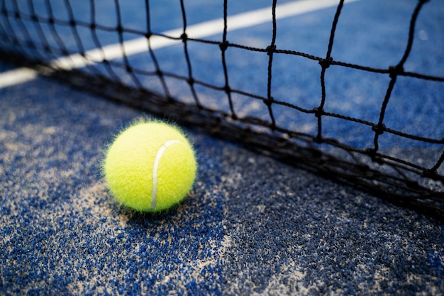 Foto pelota de tenis de alto ángulo cerca de la red