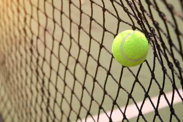 pelota de tenis caída de red