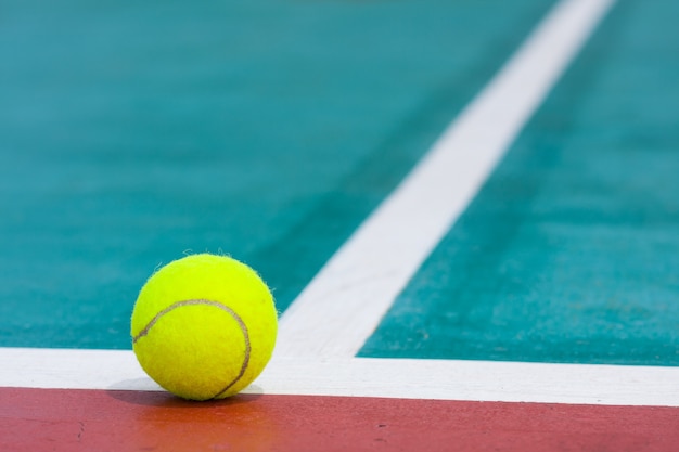 Pelota de tenis en el campo.