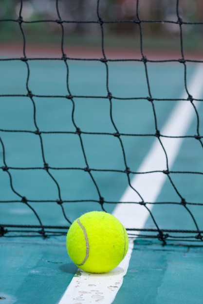 Pelota de tenis en el campo.