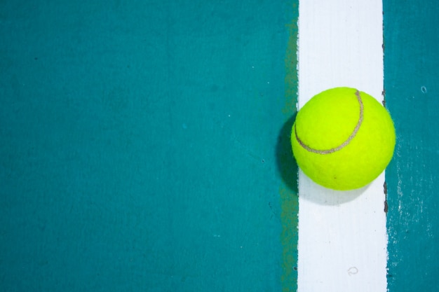 Pelota de tenis en el campo.