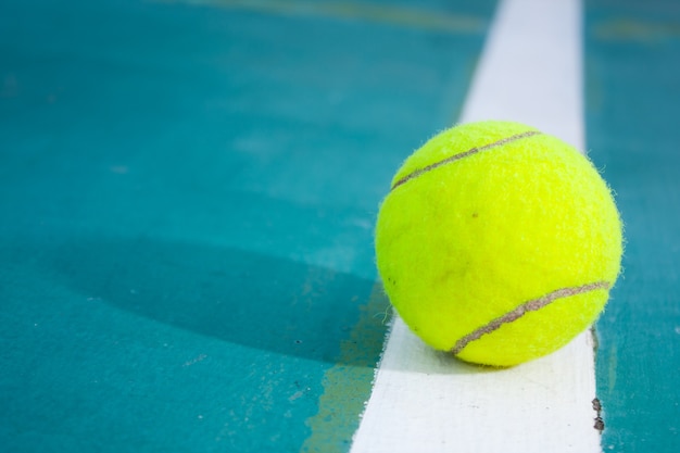 Pelota de tenis en el campo.