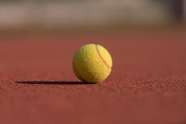 Pelota de tenis en la cancha Cerrar