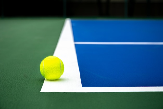 Pelota de tenis en una cancha de tenis azul