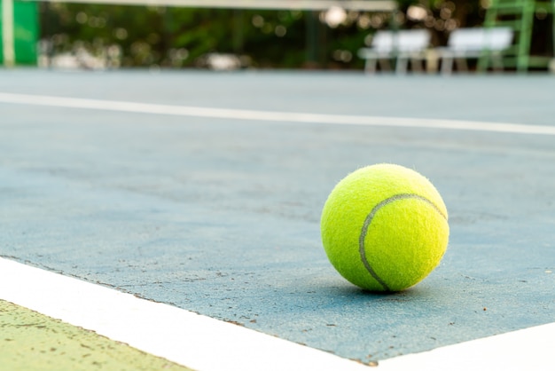 pelota de tenis en cancha