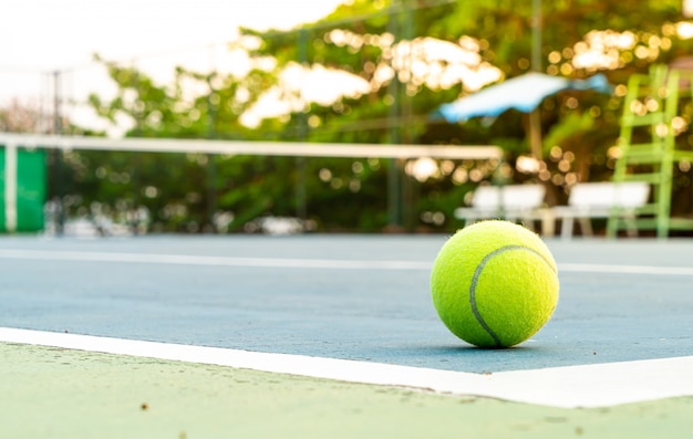 pelota de tenis en la cancha