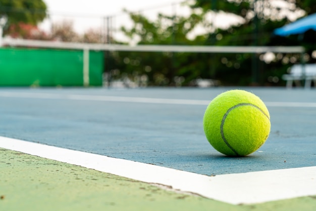 pelota de tenis en la cancha