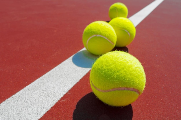 Pelota de tenis en la cancha