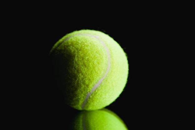 Pelota de tenis en fondo negro