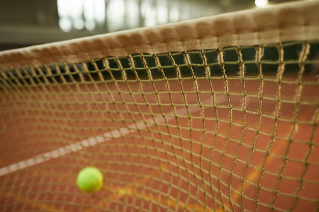 Pelota de tenis golpeando la red por culpa