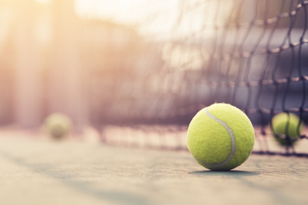 Pelota de tenis golpeando la red de tenis en la cancha de tenis con espacio de copia.