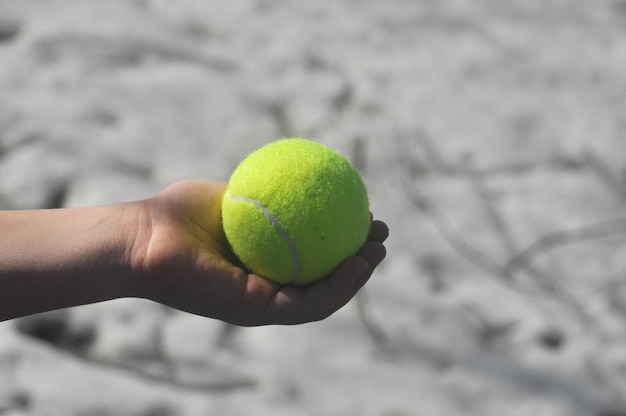 Pelota de tenis en la mano