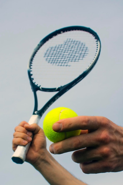 Pelota de tenis y raqueta