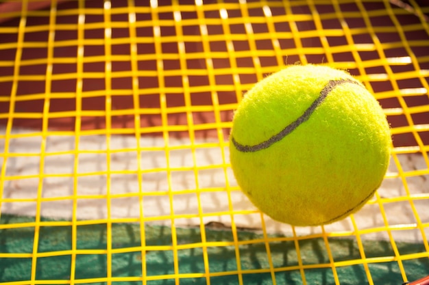 Pelota de tenis y raqueta.