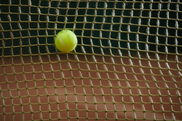 Pelota de tenis en red