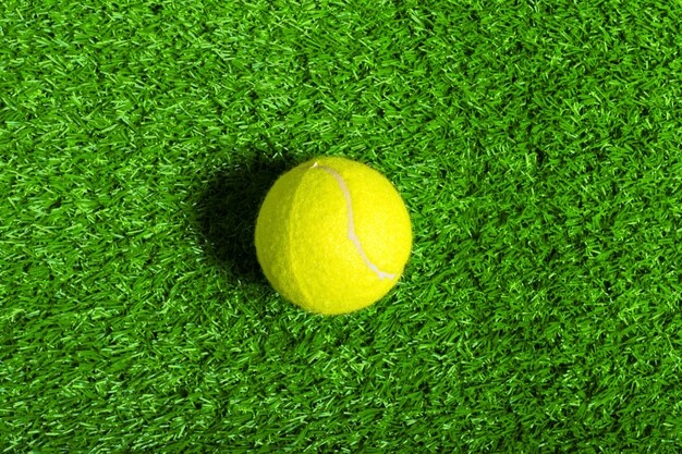 Pelota de tenis sobre hierba verde