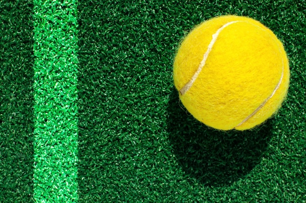 Pelota de tenis sobre hierba