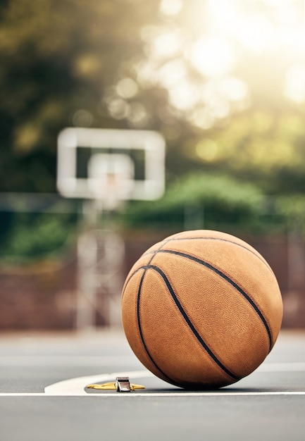 Una pelota utilizada para el baloncesto en una cancha de baloncesto al aire libre en un parque Maqueta para entrenamiento deportivo y preparación para jugar un partido para hacer ejercicio Deportes de verano y jugar juegos al aire libre para mantenerse en forma