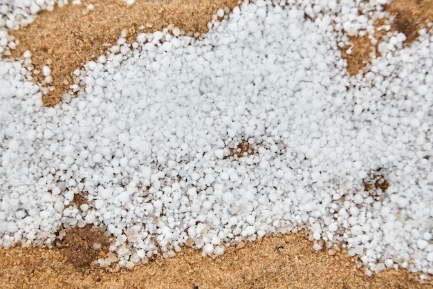 Pelotas de neve graupel ou granizo macio no solo Forma de precipitação