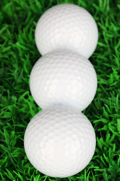 Pelotas de golf en el césped de cerca