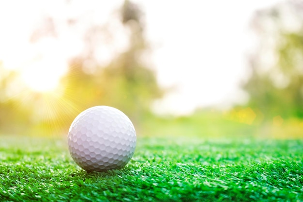 Pelotas de golf en céspedes verdes en hermosos campos de golf