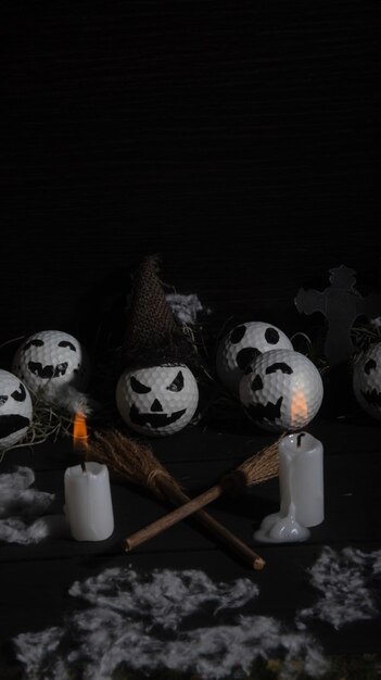 PELOTAS DE GOLF CON FABULOSAS CARAS DE HALLOWEEN CON VELAS PUNTUACIONES DE BRUJAS Y DECORACIÓN