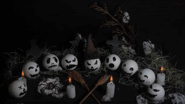 PELOTAS DE GOLF CON FABULOSAS CARAS DE HALLOWEEN CON VELAS PUNTUACIONES DE BRUJAS Y DECORACIÓN