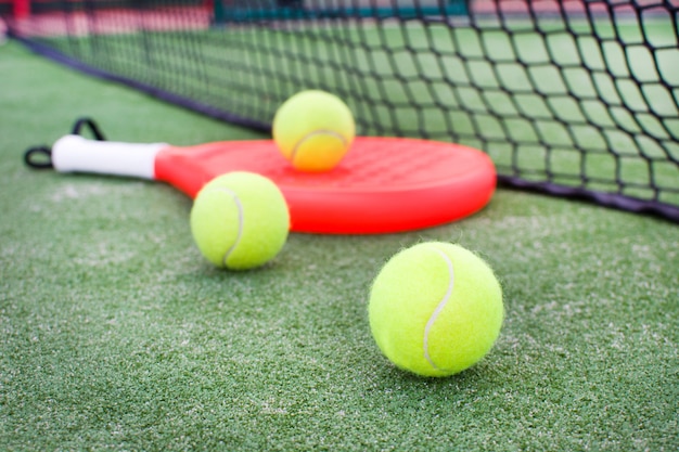 Pelotas de padel y raqueta