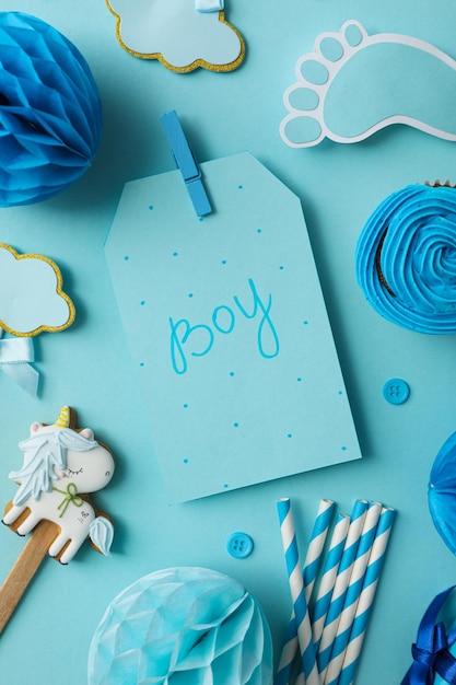 Foto pelotas de papel de cupcake y tarjeta en fondo azul vista superior