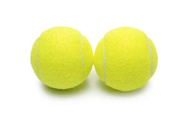 Pelotas de tenis aisladas sobre fondo blanco.