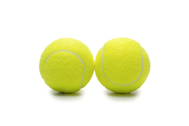 Pelotas de tenis aisladas sobre fondo blanco.