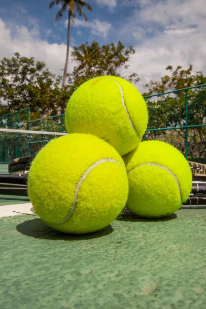 Foto pelotas de tenis en la cancha