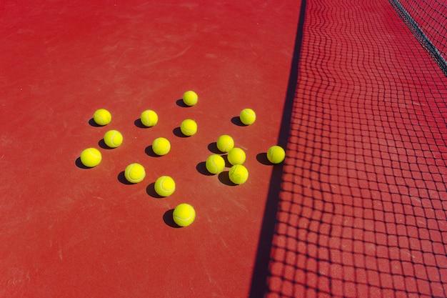 Pelotas de tenis en la cancha