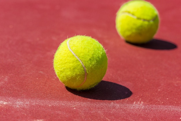 Pelotas de tenis en la cancha