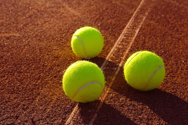 Pelotas de tenis en un entrenamiento de tierra batida Verano soleado