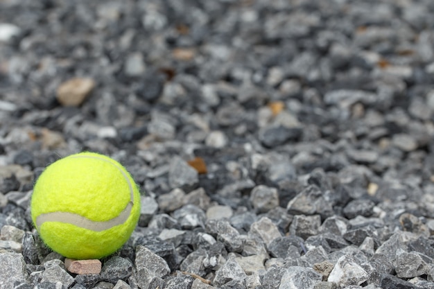 Pelotas de tenis en la grava