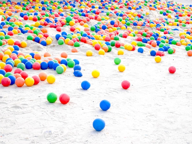 Foto pelotas de varios colores de una piscina de pelota en la playa