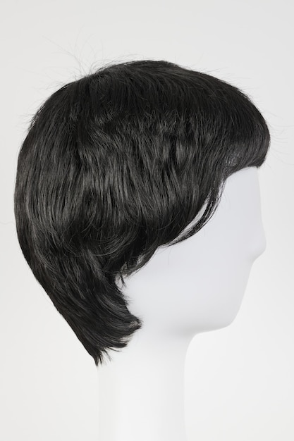 Peluca negra de aspecto natural en la cabeza blanca del maniquí Cabello corto masculino o femenino en el soporte de peluca de metal aislado en fondo blanco vista lateral