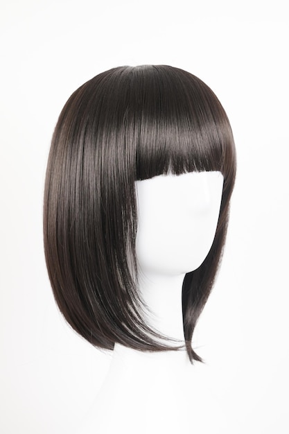 Peluca negra de aspecto natural en la cabeza del maniquí blanco Cabello liso de longitud media con flequillo en el soporte de la peluca de metal aislado en la vista lateral de fondo blanco
