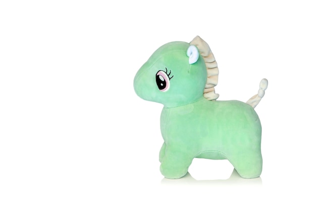 Peluche de caballo verde aislado en blanco