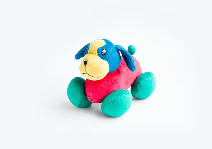 Pelúcia de cachorro de pelúcia colorida isolada no fundo branco Cão verde vermelho azul