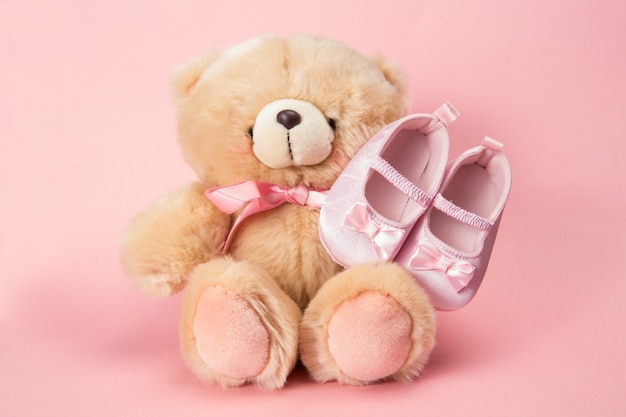 Pelúcia fofo com fita rosa e baby booties