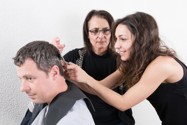 Peluquería y aprendices aprendiendo la profesión de barbero