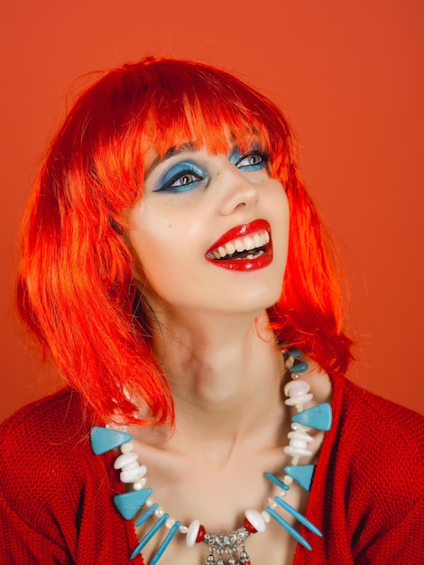 Peluquería y barbería chica sonriendo con cabello artificial brillante en joyería étnica mujer en