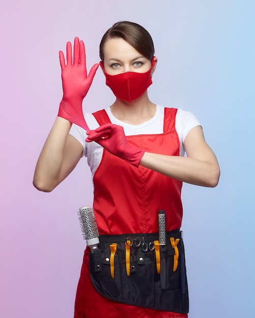 Peluquería chica en guantes y máscara roja