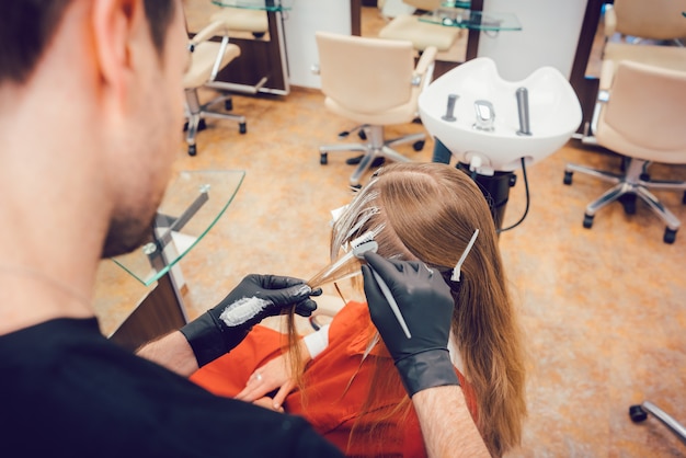 Peluquería para colorear el cabello del cliente femenino