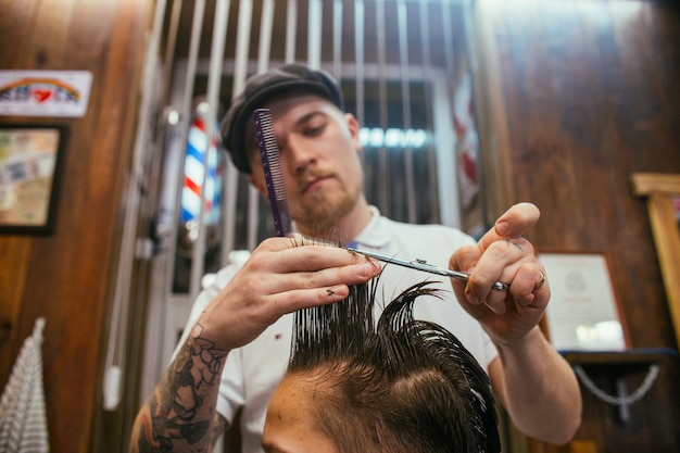 Peluquería de cortes de pelo de adolescente en la peluquería. Peinado retro con estilo de moda. Retrato de un niño con un hermoso corte de pelo. Rusia, Sverdlovsk, 12 de febrero de 2019