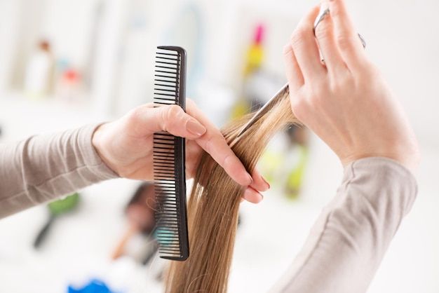 Peluquería cortó el pelo de una mujer.