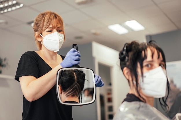 Peluquería enseñando en la corte en el espejo